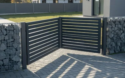 Ile miejsca na krótkim podjeździe ratuje brama składana i jak zintegrować ją z gabionami?